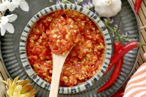 homemade-chili-garlic-sauce-foxy-folksy image