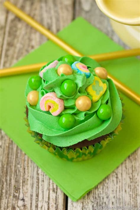 hidden-treasure-cupcakes-for-st-patricks-day-moms image