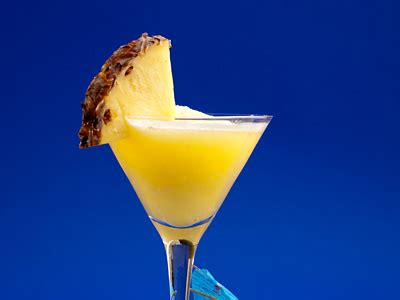 pineapple-martini-recipe-tropical-cocktail-drink image