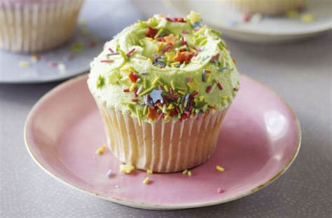 the-hummingbird-bakery-vanilla-cupcakes-american image
