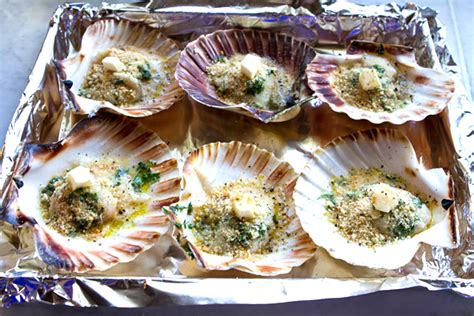 scallops-with-garlicky-breadcrumbs-italian-food image