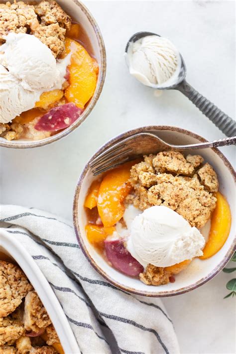 easy-healthy-peach-cobbler-recipe-nutrition-in-the image