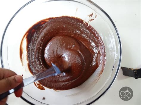 caramelized-hazelnut-praline-chocolate-mousse-the image