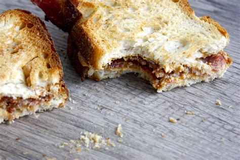 how-to-make-peanut-butter-bacon-sandwiches image
