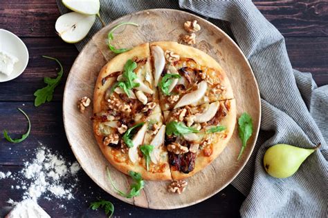 gorgonzola-pear-pizza-the-classy-baker image