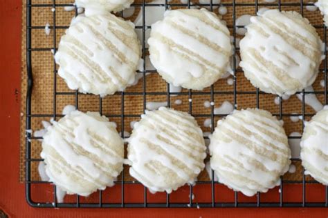 melt-in-your-mouth-almond-butter-cookies-traditional image