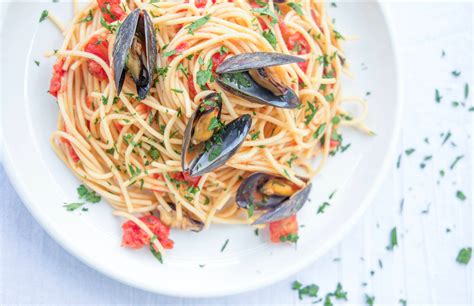 mussel-pasta-in-spicy-tomato-sauce-food-republic image