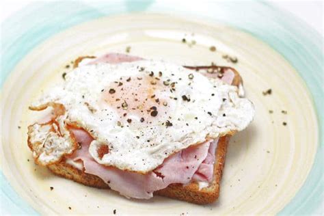 ham-and-eggs-on-toast-the-classic-snack-for-any-time image