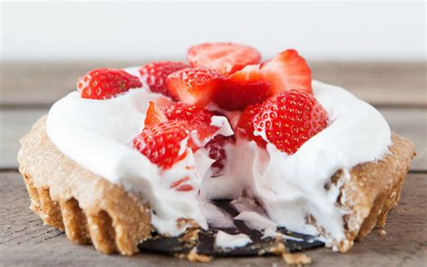 20-perfectly-creamy-dairy-free-coconut-cream-pies image