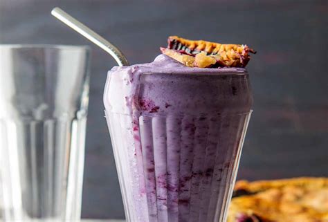 blueberry-pie-milkshake-recipe-leites-culinaria image