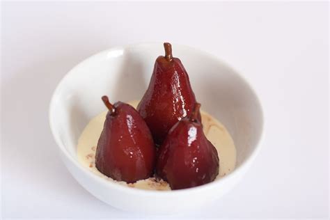 easy-poached-pears-in-red-wine-recipe-spanish-sabores image