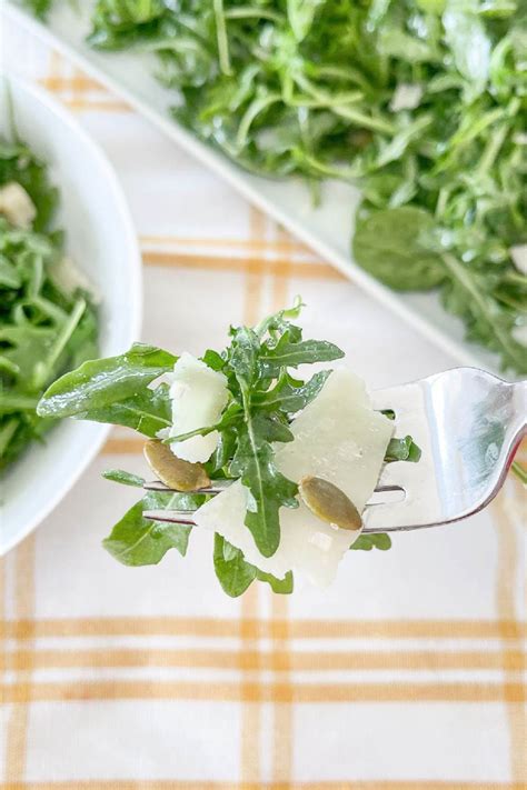 arugula-salad-with-lemon-salad-dressing image