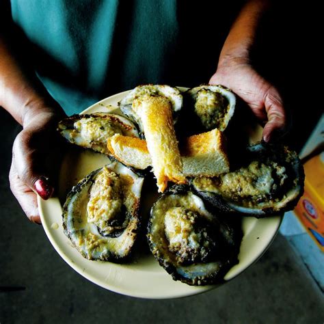 casamentos-charbroiled-oysters-saveur image