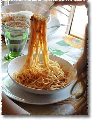 how-to-eat-spaghetti-like-an-italian-the-spruce-eats image