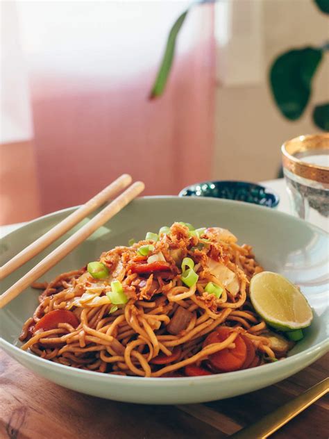 easy-indonesian-mie-goreng-recipe-vegetarian-fried image