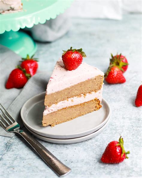 one-bowl-fresh-vegan-strawberry-cake-no-food image