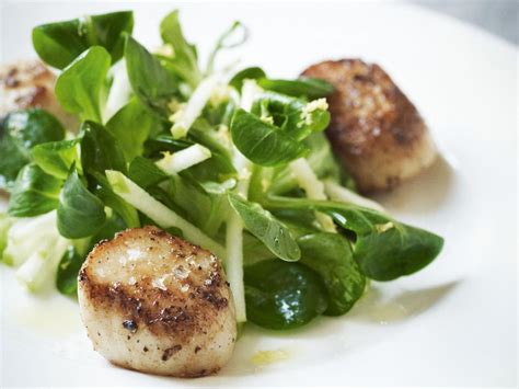 pan-fried-scallops-with-crunchy-apple-salad image