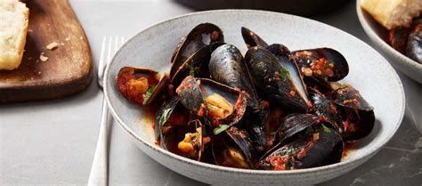 mussels-fra-diavolo-with-chopped-tomatoes-mutti image