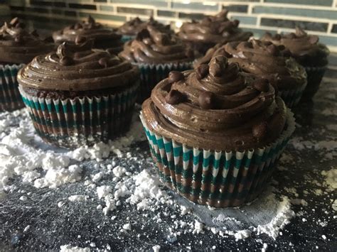 how-to-make-fudge-filled-chocolate-cupcakes-with image