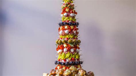 appetizer-tree-antipasto-tree-with-garlic-knots image