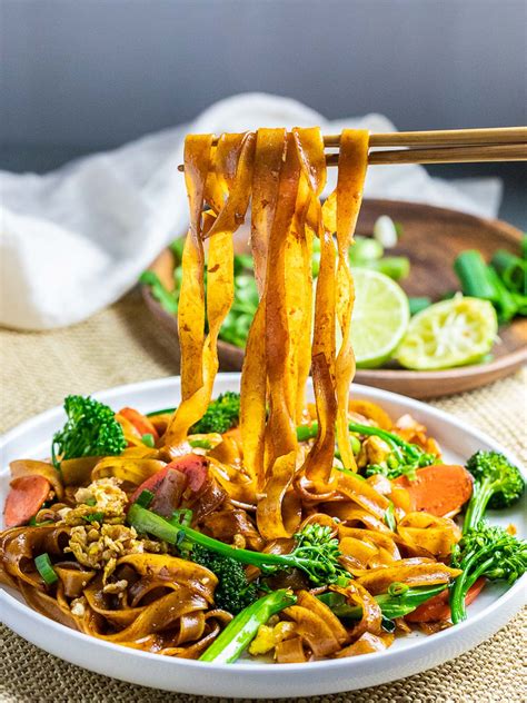 15-minute-pad-see-ew-thai-stir-fried-noodles-drive image