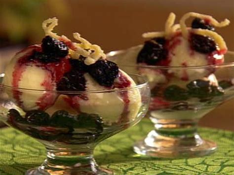 sweet-and-tangy-frozen-yogurt-sundae image