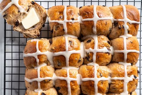 hot-cross-buns-recipe-for-the-bread-machine image