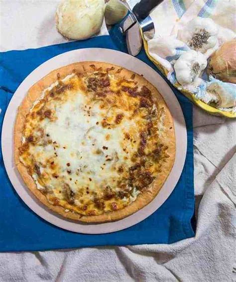 caramelized-onion-pizza-with-cream-cheese-apples image