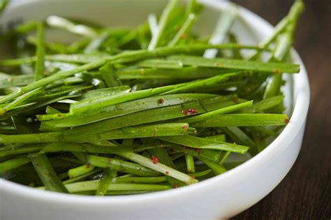 what-are-garlic-chives-the-spruce-eats image