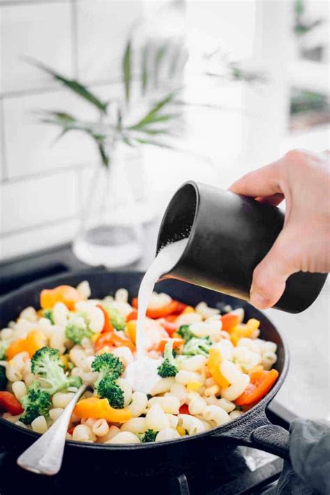 vegan-white-sauce-pasta-with-veggies-nutriciously image