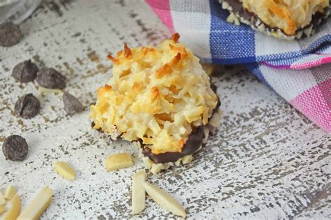 best-coconut-macaroons-fluffy-almond image