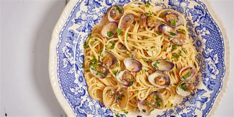 spaghetti-alle-vongole-recipe-great-italian-chefs image