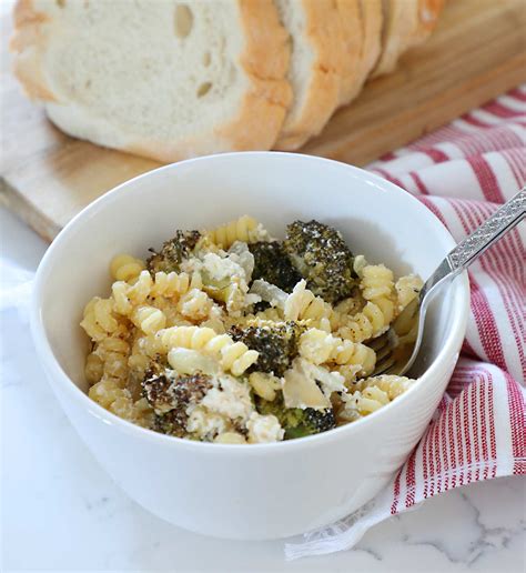 broccoli-baked-feta-pasta-weekend-craft image