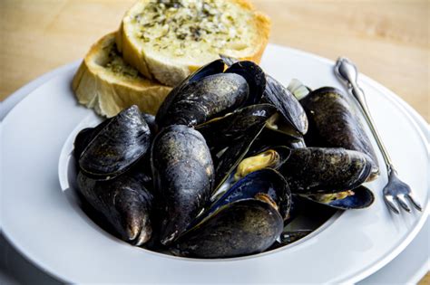 how-to-cook-mussels-easy-steamed-mussels image