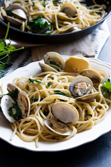 pasta-with-clams-in-white-wine-garlic-sauce-pasta-alle image