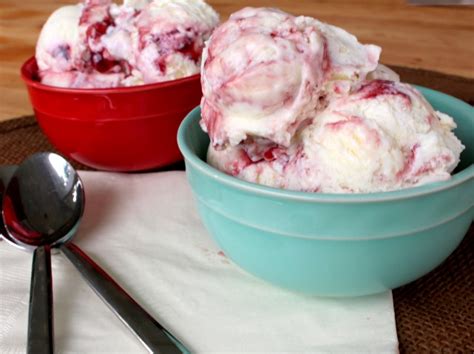 raspberry-white-chocolate-ice-cream-chocolate-with image