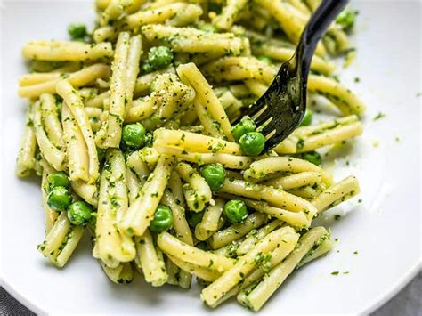parsley-pesto-pasta-with-peas-fresh-spring-flavor image