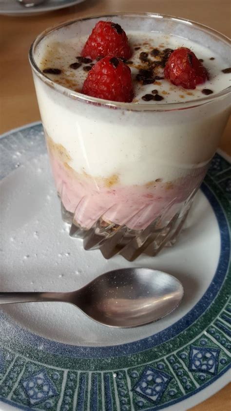 crunchy-yoghurt-with-raspberries-tao-of-stefan image