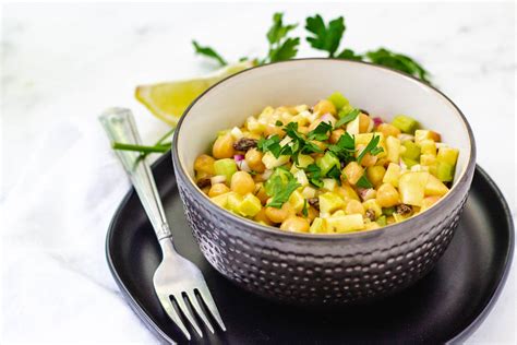 chickpea-curry-salad-with-apples-and-raisins-keeping image