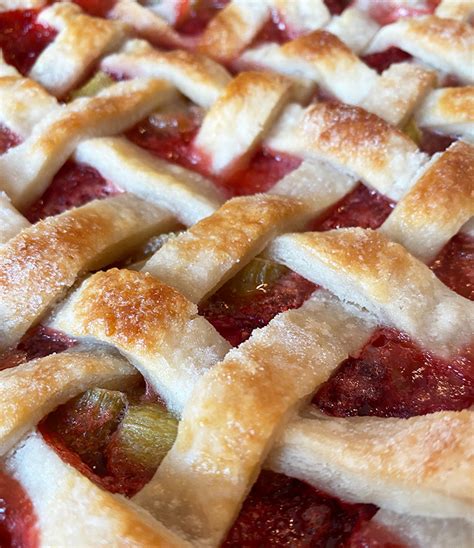 delicious-summer-strawberry-rhubarb-pie-willow image