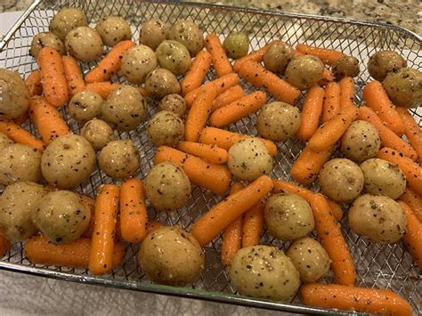 how-to-cook-air-fryer-carrots-5-delicious image