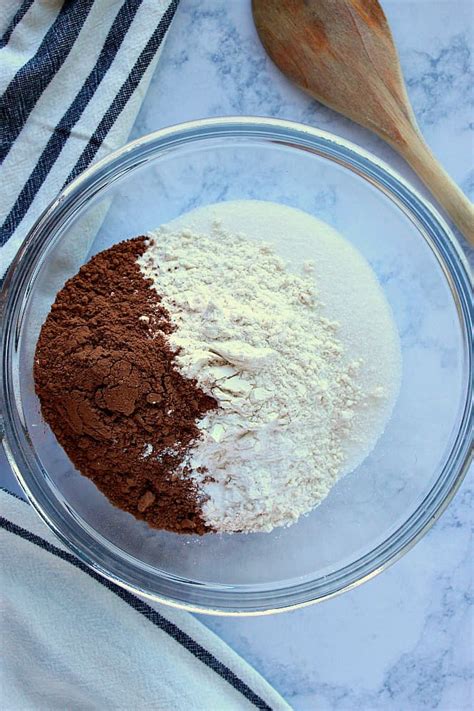 one-bowl-chocolate-cake-recipe-crunchy-creamy image
