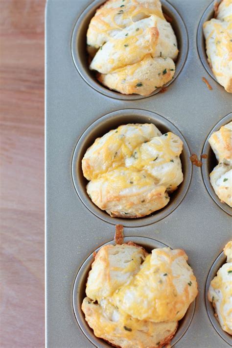 easy-cheesy-garlic-pull-apart-biscuits-easy image