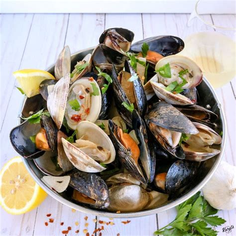 clams-and-mussels-in-garlic-butter-wine-sauce-karyls image