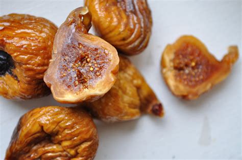 fig-walnut-thyme-crisps-food-gypsy image