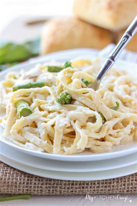 chicken-and-asparagus-fettuccine-alfredo-my image