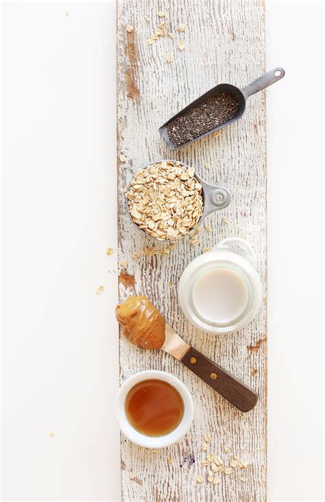peanut-butter-overnight-oats-5-ingredients-minimalist image