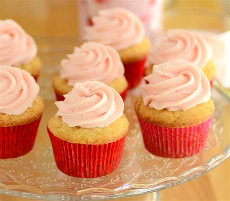 baileys-strawberries-n-cream-cupcakes-baking-bites image