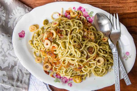 spaghetti-pasta-in-green-olive-pesto-sauce image