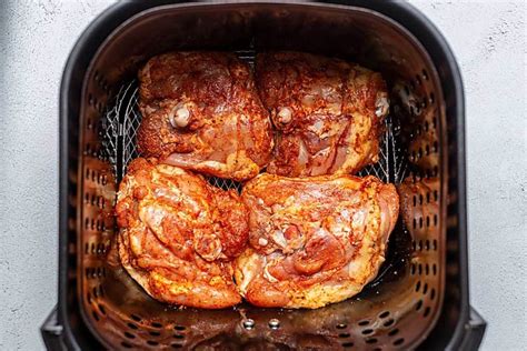 air-fryer-chicken-thighs-super-crispy-low-carb-with image